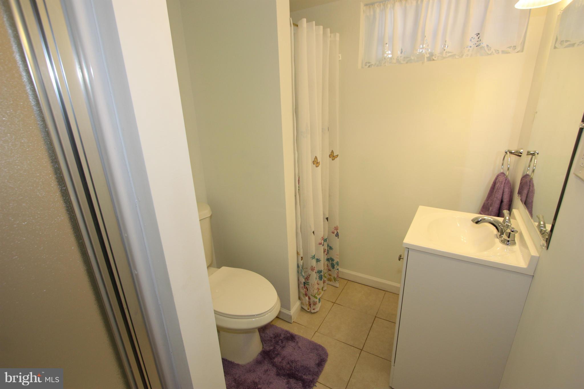 1709 Glen Ridge Road Parkville, MD 21286 - Photo 22 of 30 FULL BATH #2 IS ADJACENT TO THE FAMILY ROOM