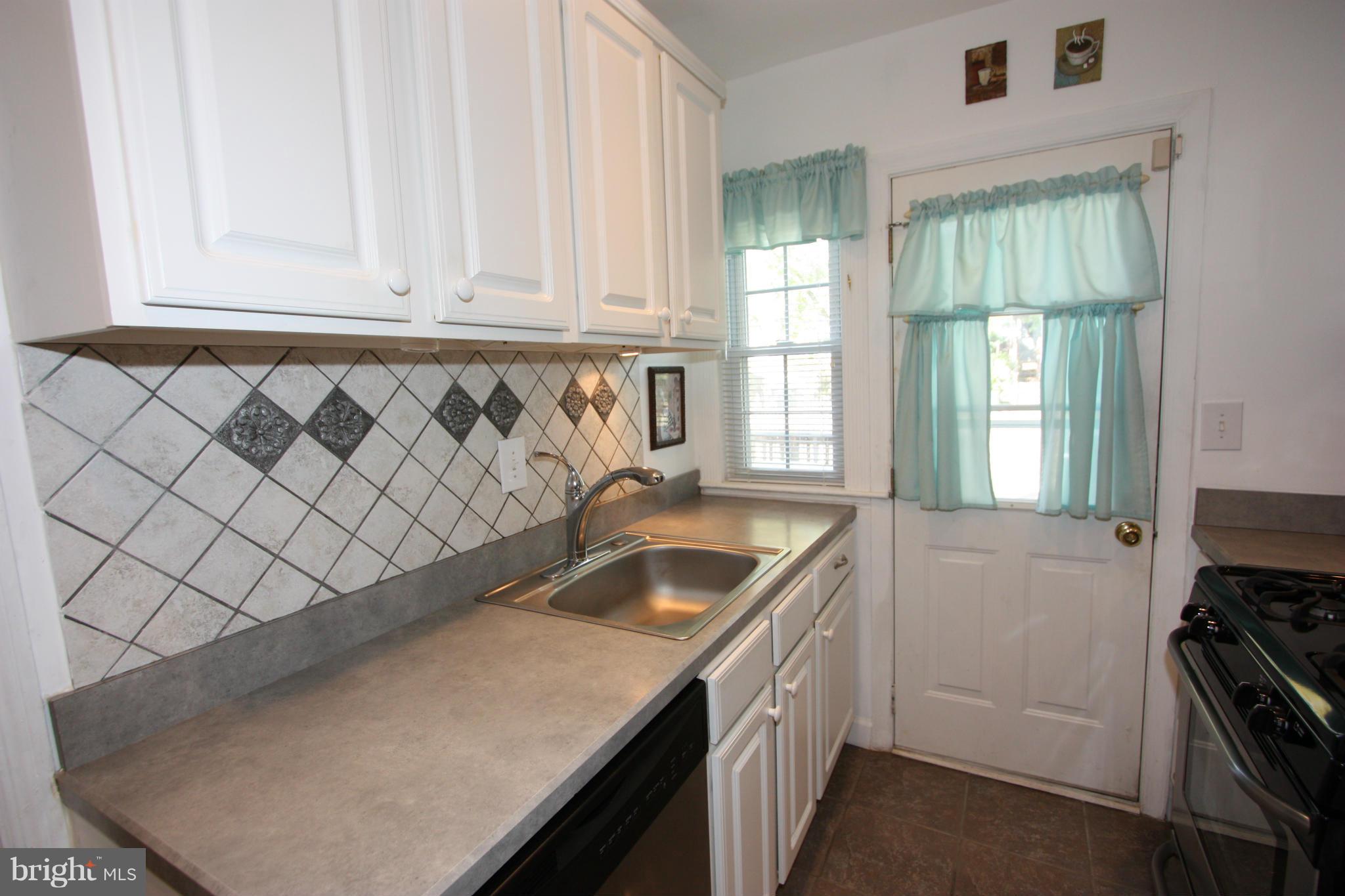 1709 Glen Ridge Road Parkville, MD 21286 - Photo 7 of 30 CERAMIC TILE FLOOR AND BEAUTIFUL BACKSPLASH