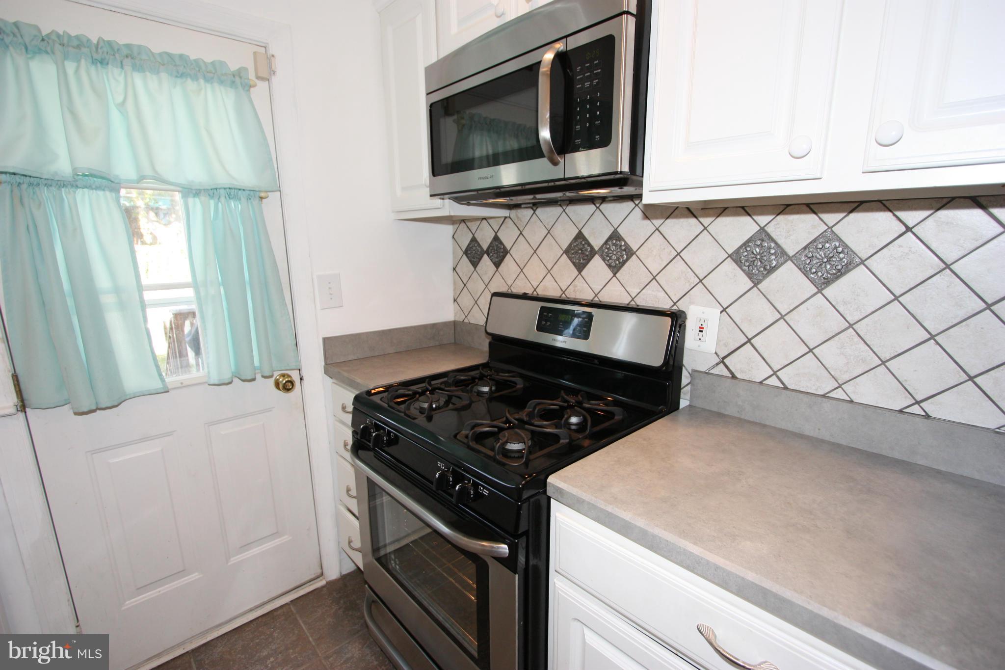 1709 Glen Ridge Road Parkville, MD 21286 - Photo 8 of 30 UNDER-CABINET LIGHTING ADDS TO THE AMBIENCE