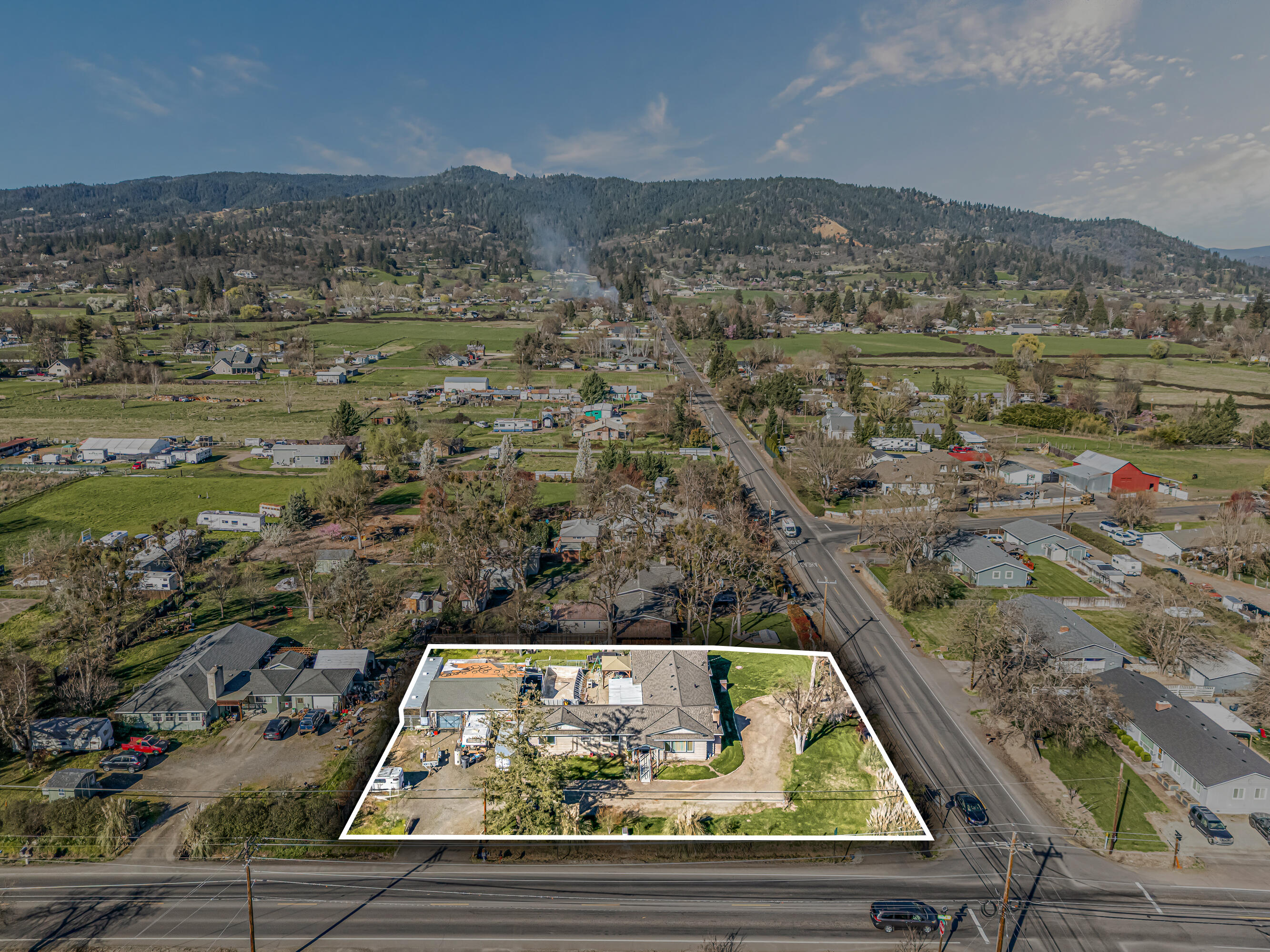 3200 Hanley Road Central Point, OR 97502 - Photo 4 of 25 a view of swimming pool with mountain view