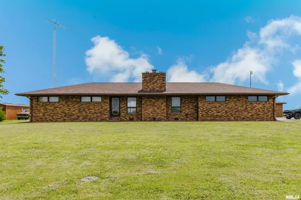 $200,000 | 9853 East Illinois Highway, Bonnie, IL 62816