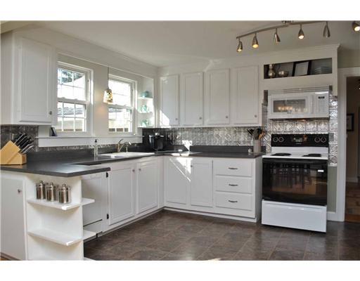 15 Allen Road South Portland, ME 04106 - Photo 6 of 24 Kitchen. Bright, sunny, immaculate...