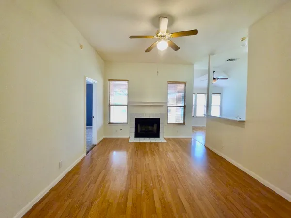 $1,500 | 110 Meadowside Drive, Hutto, TX 78634