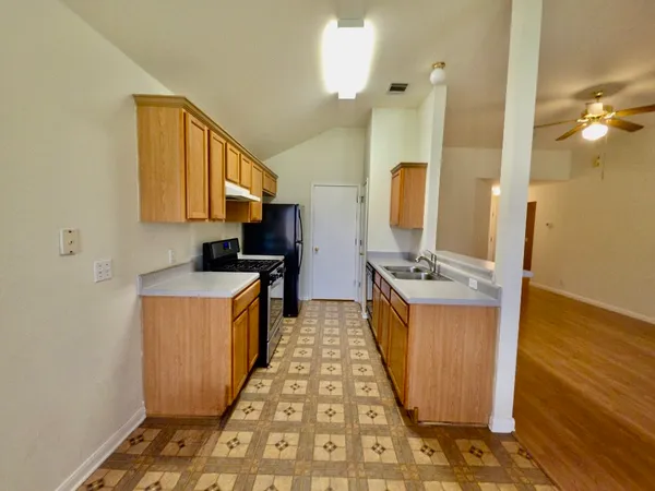 $1,500 | 110 Meadowside Drive, Hutto, TX 78634