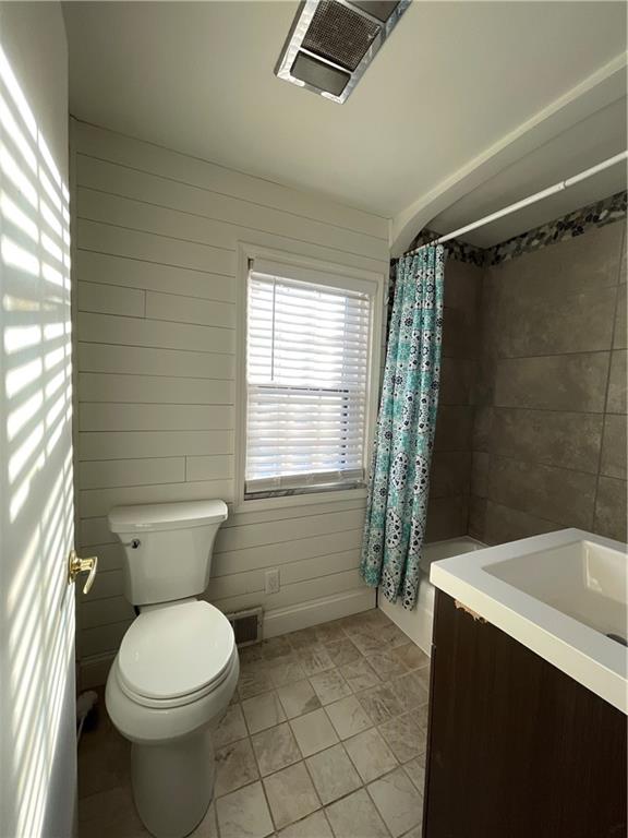 809 Locust Avenue Washington, PA 15301 - Photo 16 of 27 a bathroom with a sink toilet and shower