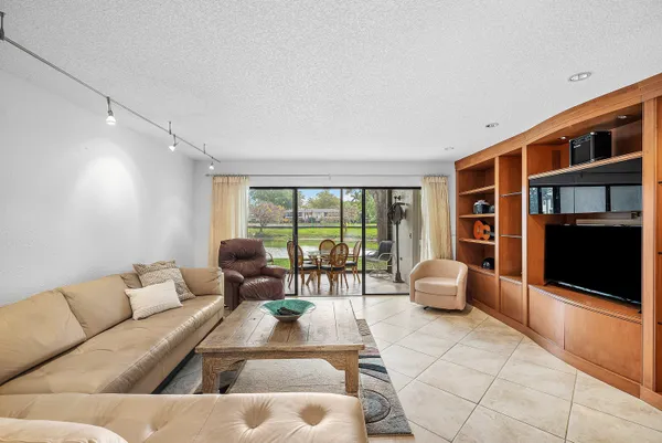 $6,900 | 22 Westgate Lane, Unit E, Boynton Beach, FL 33436