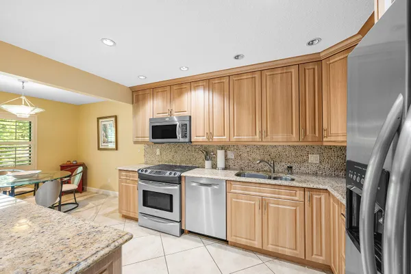 $6,900 | 22 Westgate Lane, Unit E, Boynton Beach, FL 33436