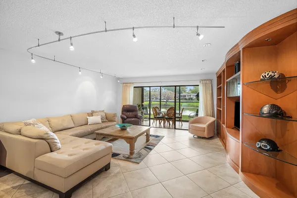 $6,900 | 22 Westgate Lane, Unit E, Boynton Beach, FL 33436