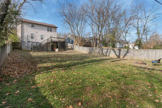 a view of a house with backyard