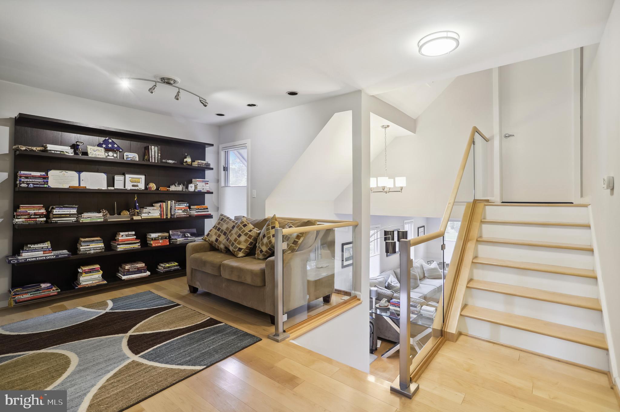 27 Wilelinor Drive Edgewater, MD 21037 - Photo 12 of 35 Upper Level Platform and attached book shelf