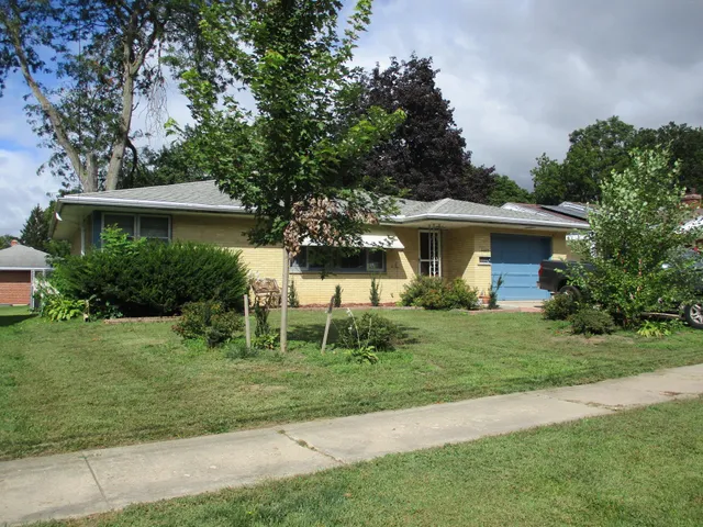 a view of a house with a yard