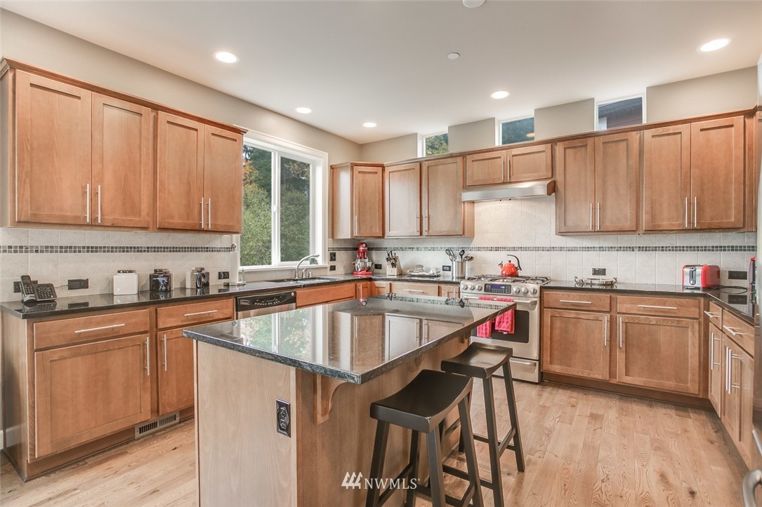 19618 94th Avenue Northeast Bothell, WA 98011 - Photo 6 of 22 Gallery Image 6