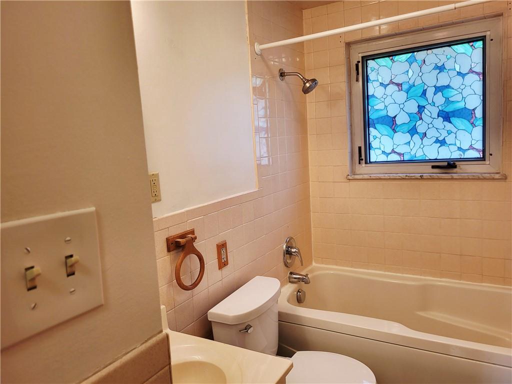 685 Pettigrew Road Irwin, PA 15642 - Photo 21 of 32 Main bathroom