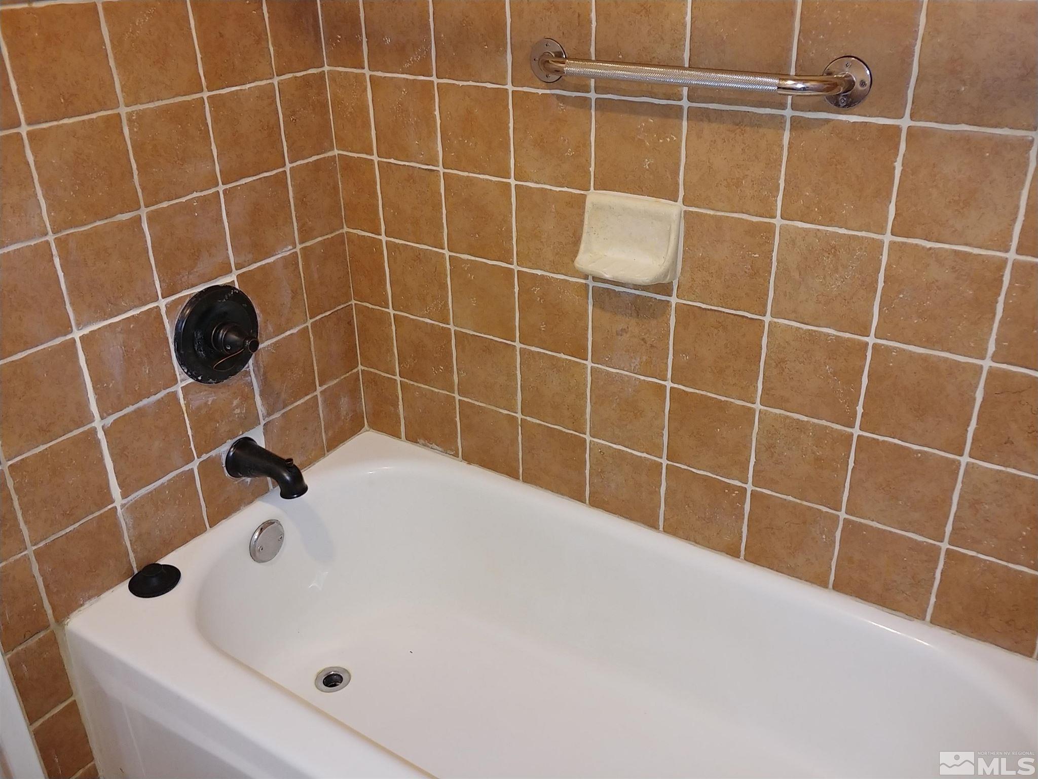 6615 Lotus Street Reno, NV 89506 - Photo 12 of 16 a bathroom with a bathtub