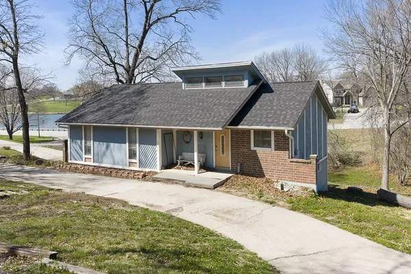 $299,950 | 12374 Pinehurst Drive, Kansas City, KS 66109