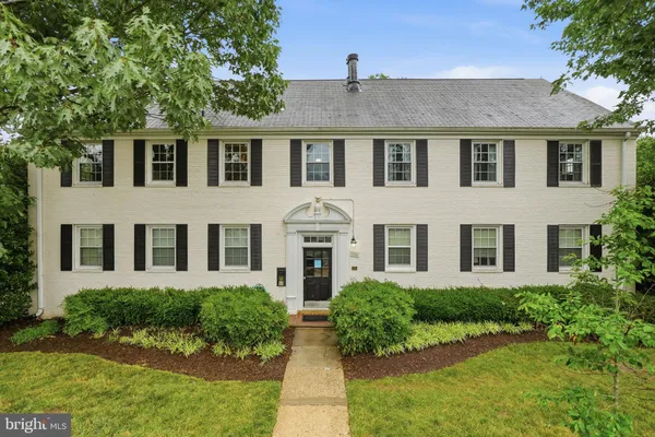 $1,900 | 2900 13th Street South, Unit 201, Arlington, VA 22204