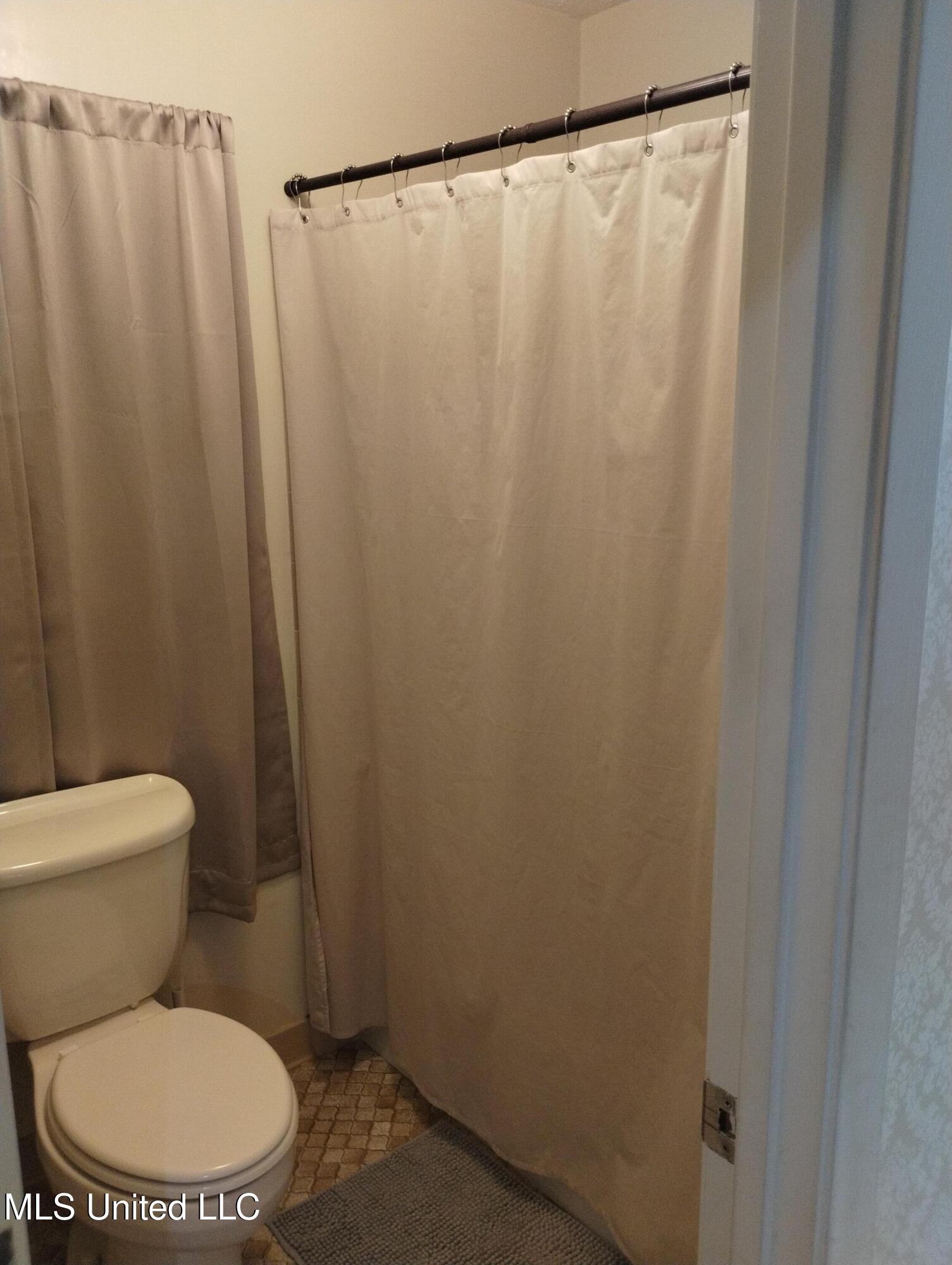 3407 Dundee Lane Jackson, MS 39212 - Photo 9 of 18 Bathroom