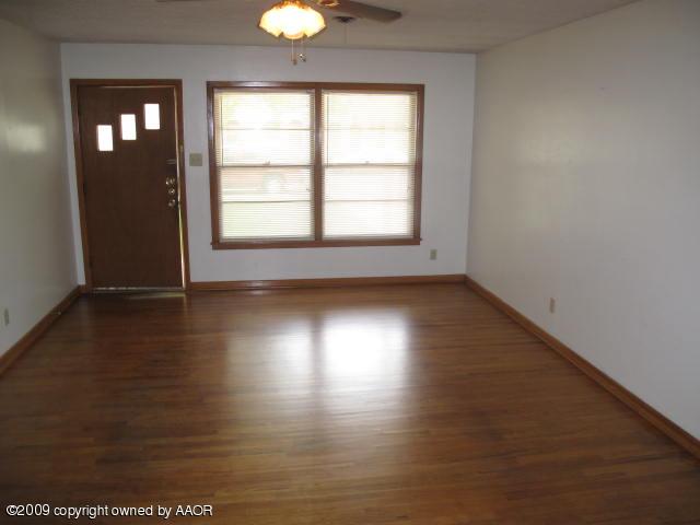 3315 Hobbs Road Amarillo, TX 79109 - Photo 3 of 9 Living Room