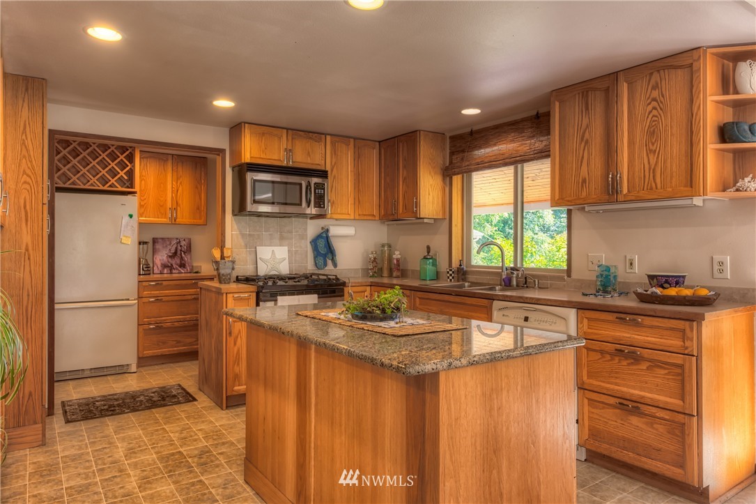 13575 Gibralter Road Anacortes, WA 98221 - Photo 7 of 24 Gallery Image 7