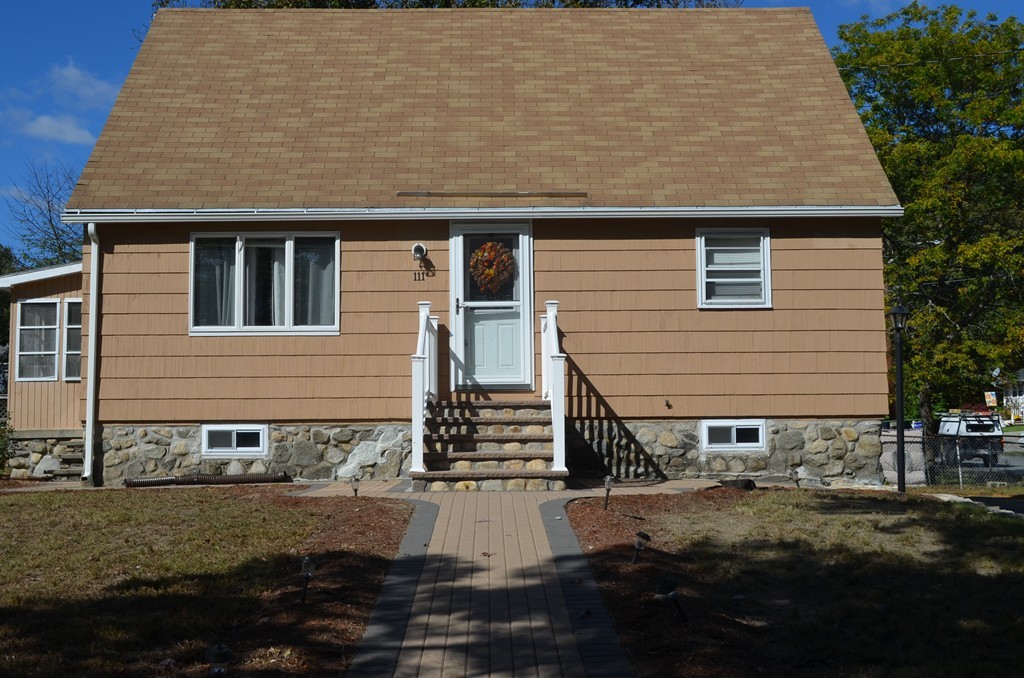 a view of a house with backyard and garden