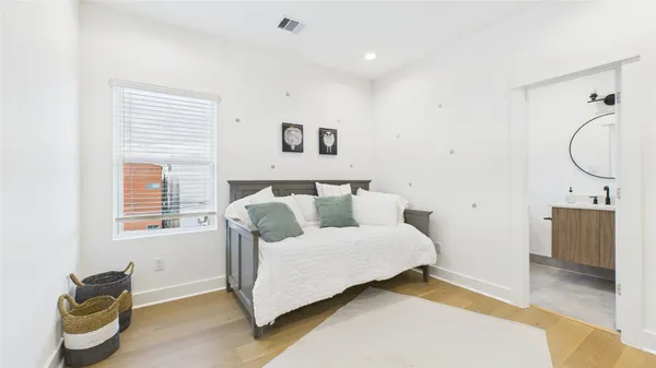 $389,900 | 2426 Freeman Street, Houston, TX 77009