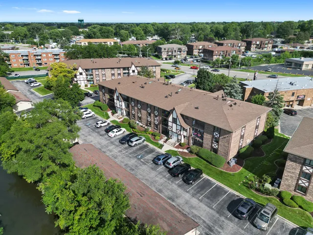 $179,900 | 10512 Ridge Cove Drive, Unit 11C, Chicago Ridge, IL 60415