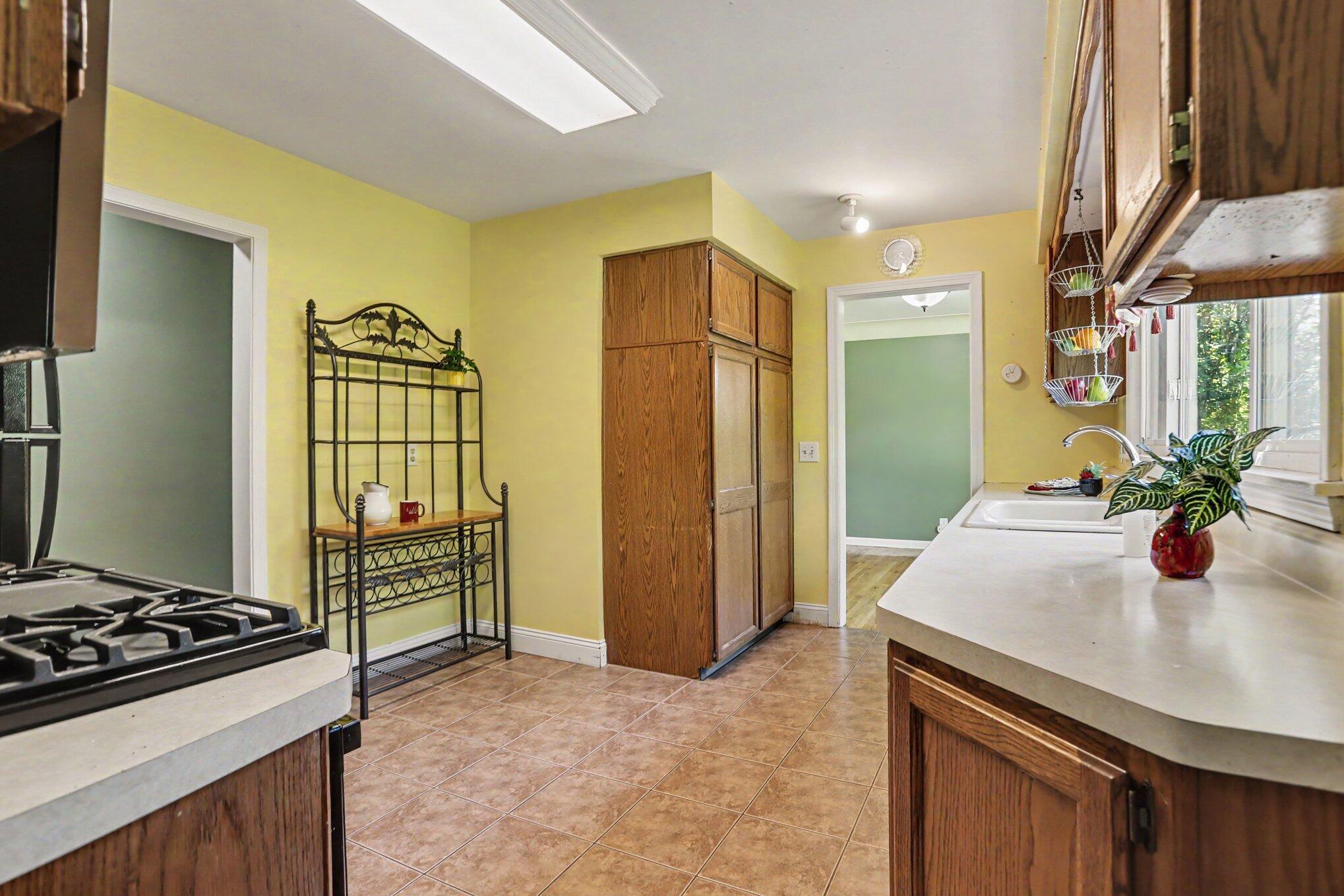 1835 Banbury Road Kalamazoo, MI 49001 - Photo 8 of 27 008_file_9735