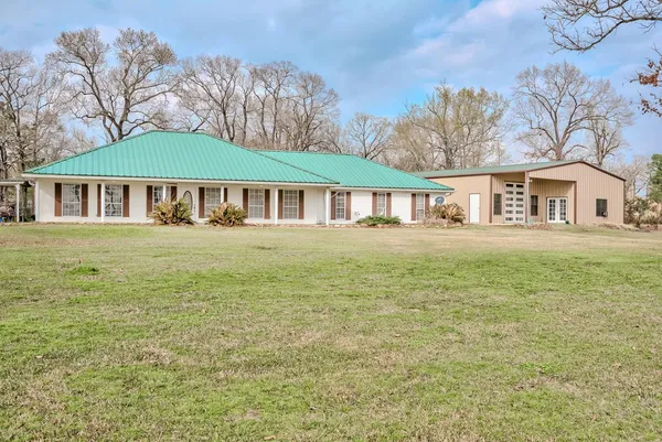 $750,000 | 561 Cr 3558 Broaddus Tx 75929, Broaddus, TX 75929