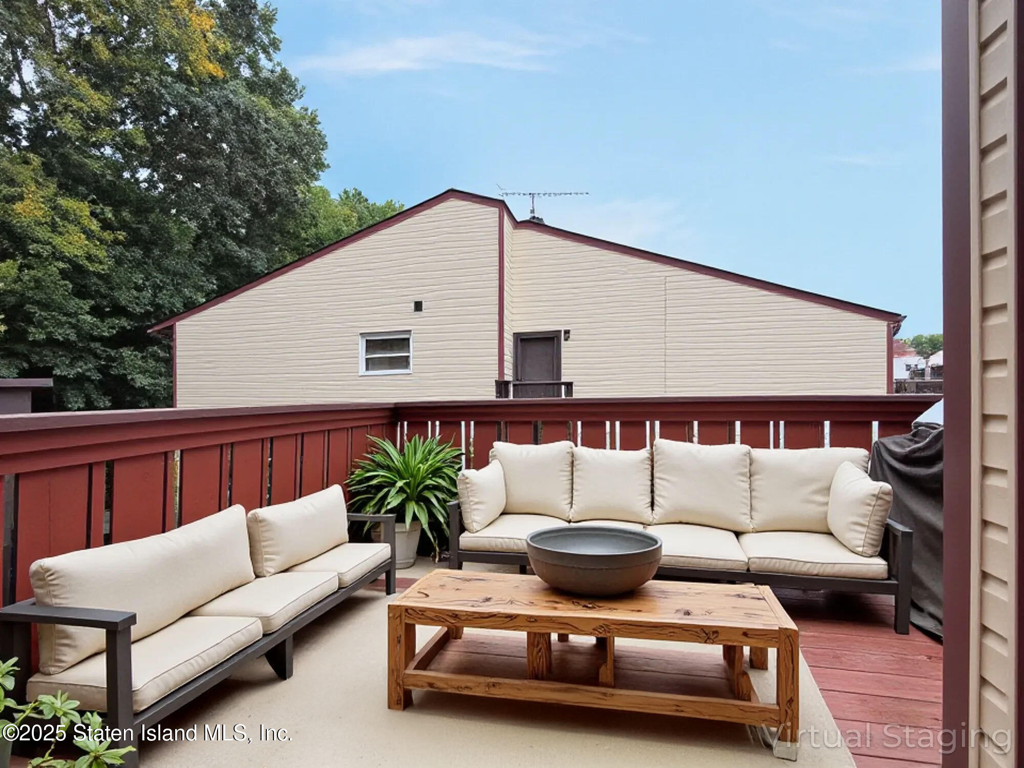 264 Timber Ridge Drive Staten Island, NY 10306 - Photo 24 of 31 a outdoor living space with furniture