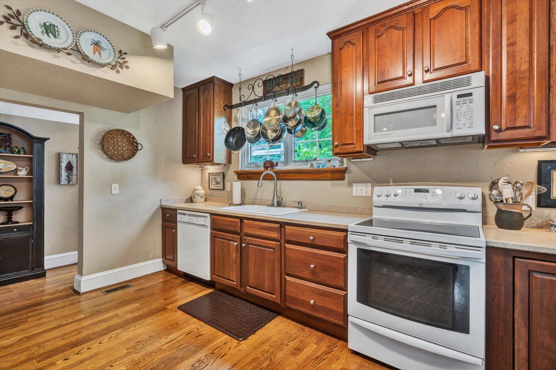 1819 Blenheim Road Southwest Roanoke, VA 24015 - Photo 13 of 39 13-060620230066