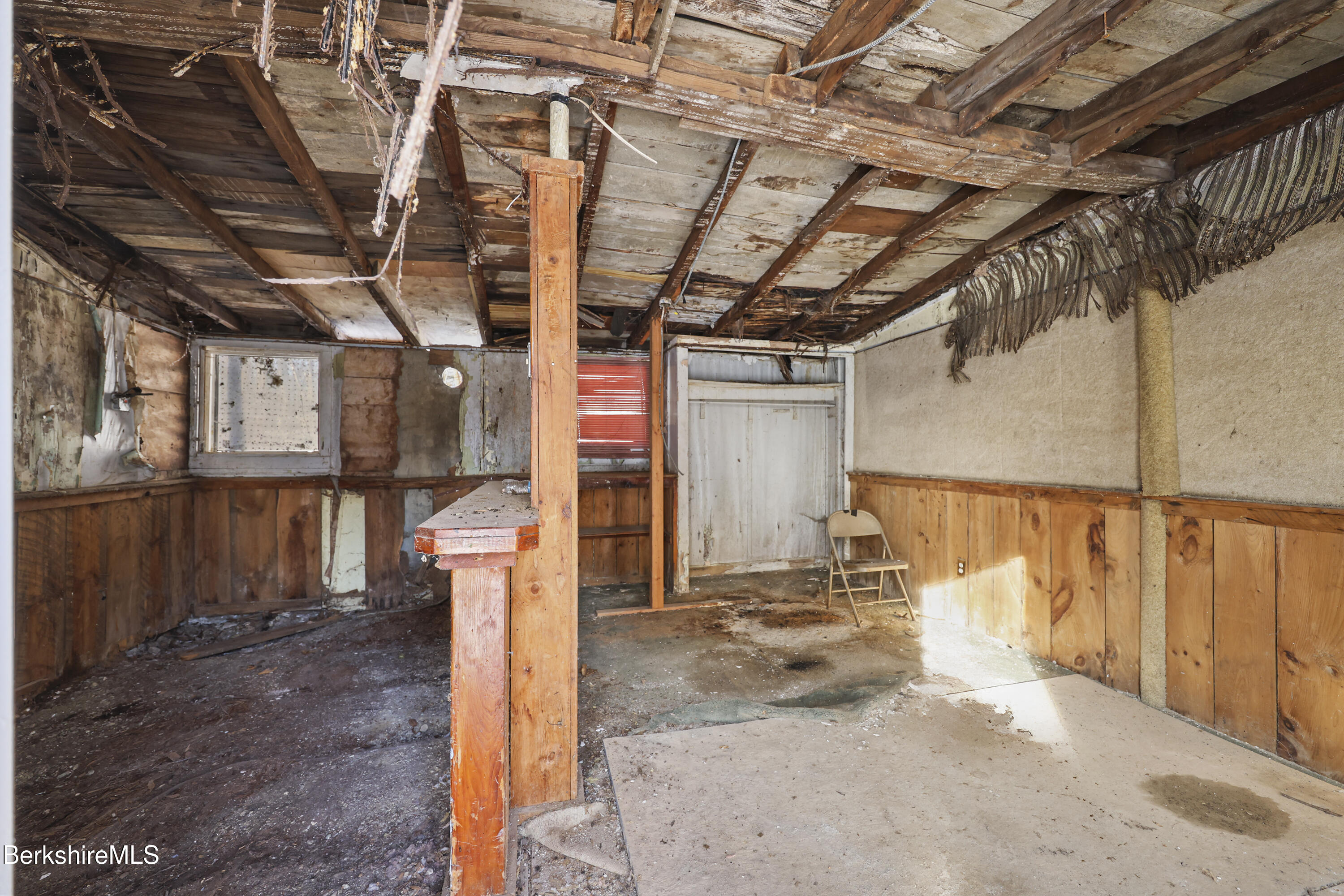 1 1/2 Cherry Street Pittsfield, MA 01201 - Photo 14 of 23 a view of entryway