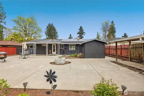 a view of a house with backyard