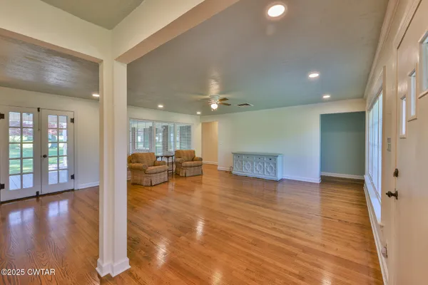 a view of a livingroom with furniture and a ceiling fan