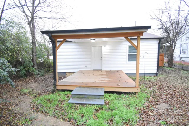 a view of a backyard