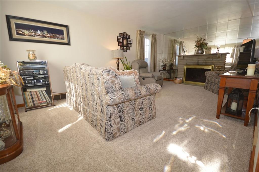 2056 Sunnydale Road Pittsburgh, PA 15243 - Photo 3 of 24