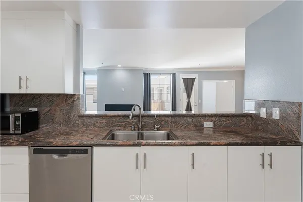 $3,500 | 5350 White Oak Avenue, Unit 413, Encino, CA 91316