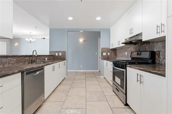 $3,500 | 5350 White Oak Avenue, Unit 413, Encino, CA 91316