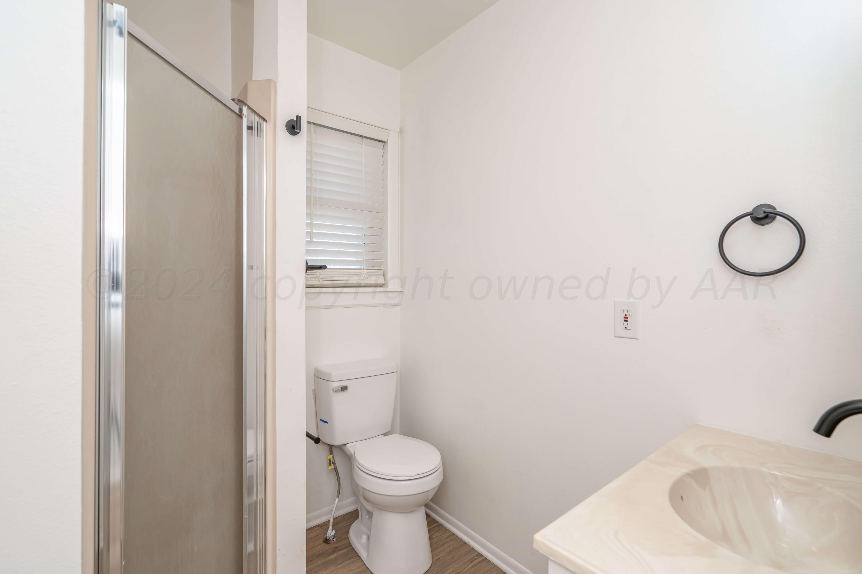 5018 South Bonham Street Amarillo, TX 79110 - Photo 26 of 39 Back hallway bath