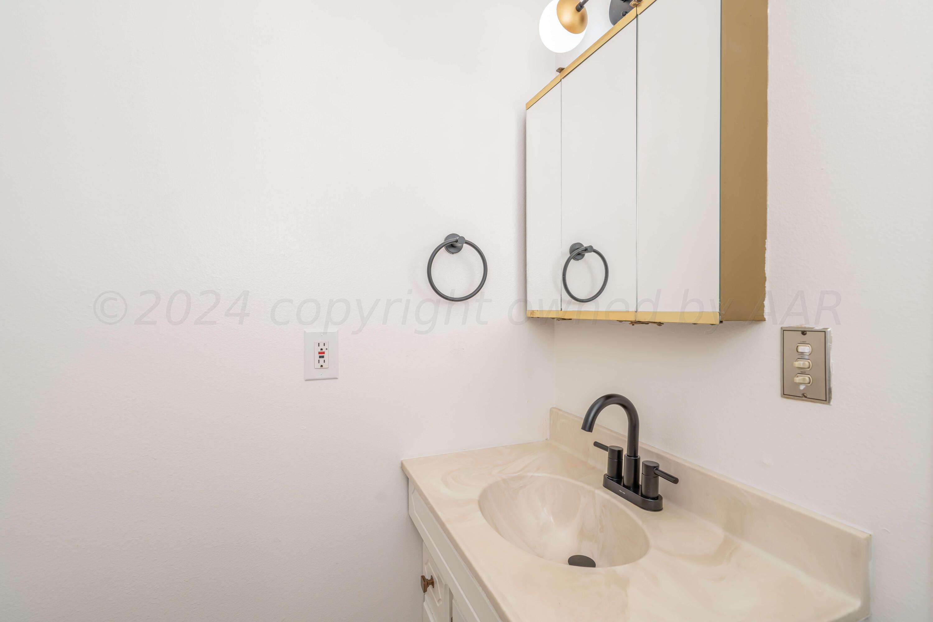 5018 South Bonham Street Amarillo, TX 79110 - Photo 27 of 39 Back hallway bath