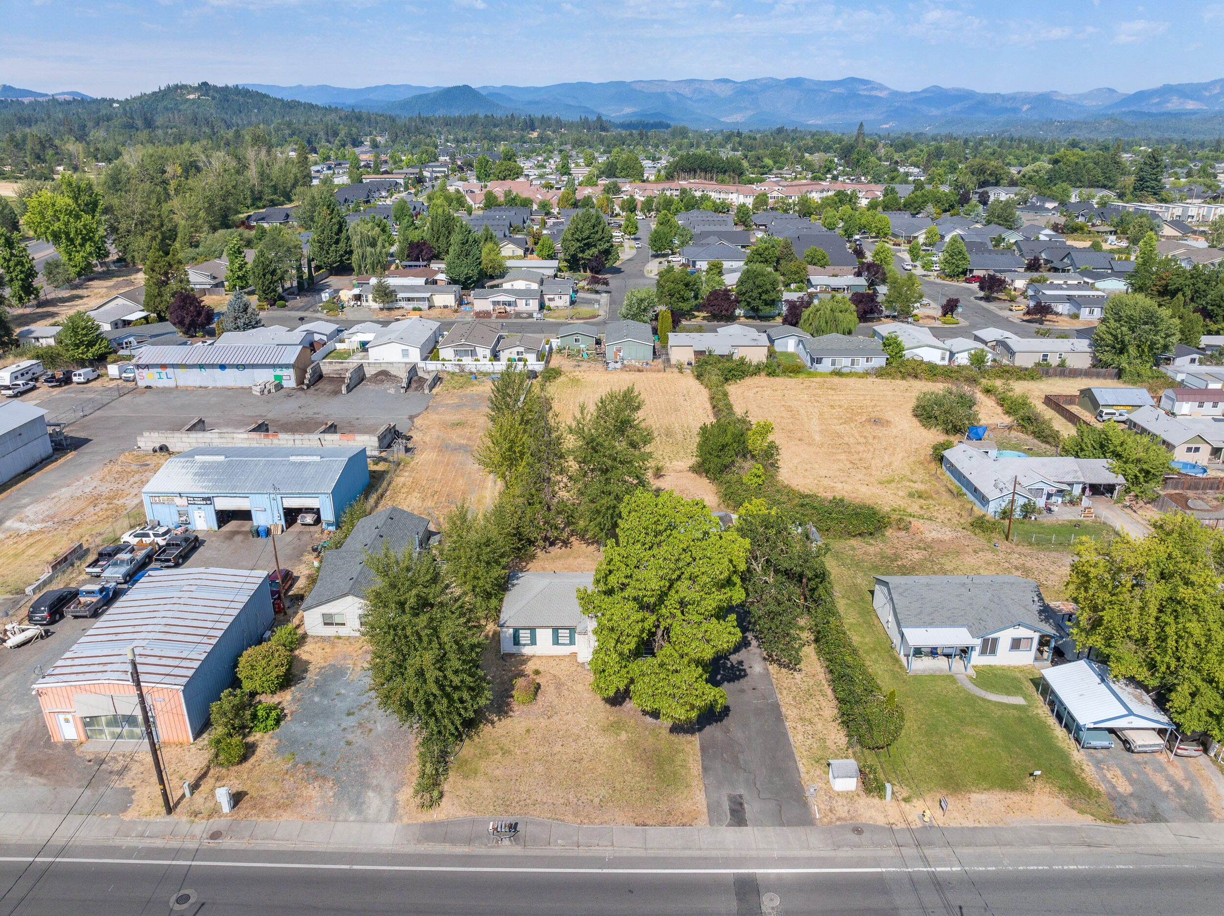 1694 Dowell Road Grants Pass, OR 97527 - Photo 7 of 28 Dowell Final (6)