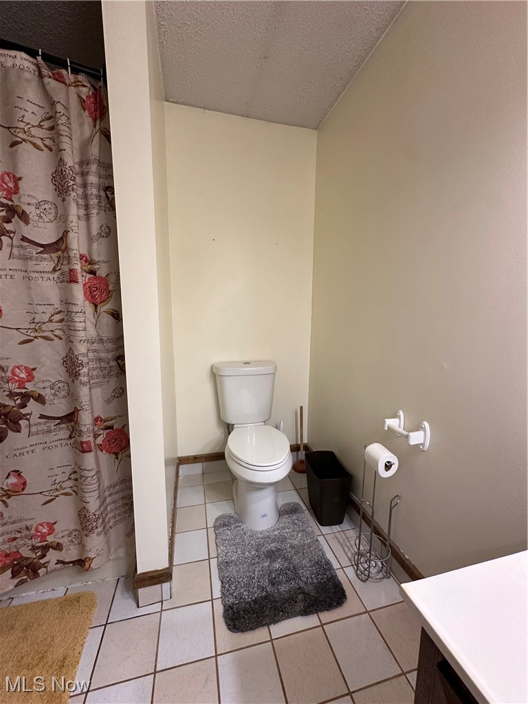 37387 Giles Road Grafton, OH 44044 - Photo 26 of 41 Hall bath between bedrooms