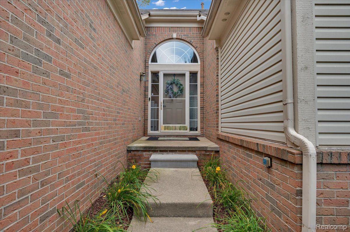 1090 Churchill Circle Rochester, MI 48307 - Photo 3 of 28 Gallery Image 3