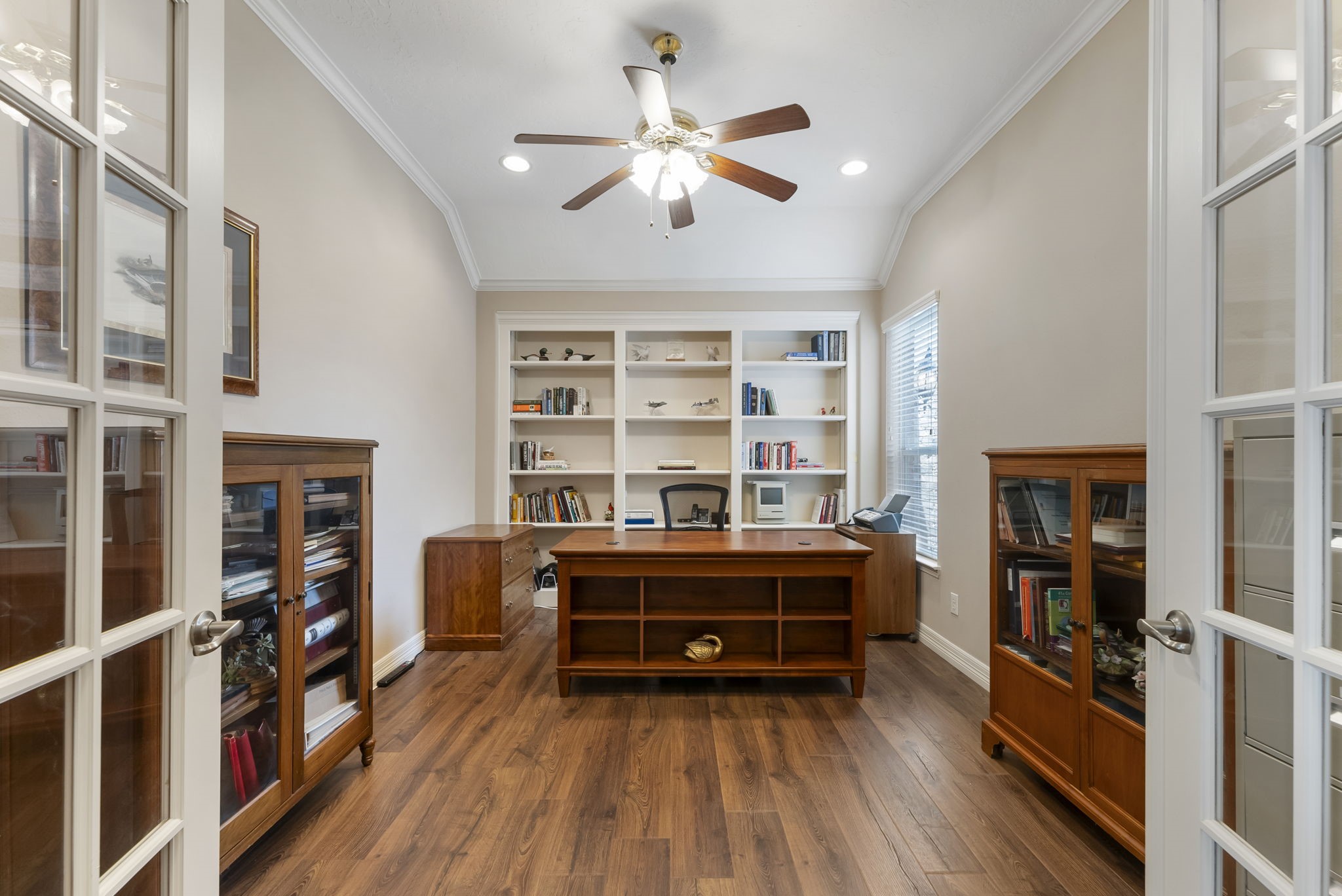 25514 Long Iron Court Spring, TX 77389 - Photo 12 of 38 a living room with furniture and a book shelf