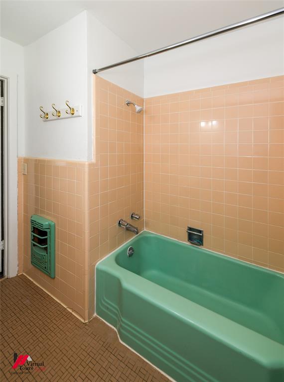 3109 Gorton Road Shreveport, LA 71119 - Photo 20 of 31 a bathroom with a bathtub and a shower