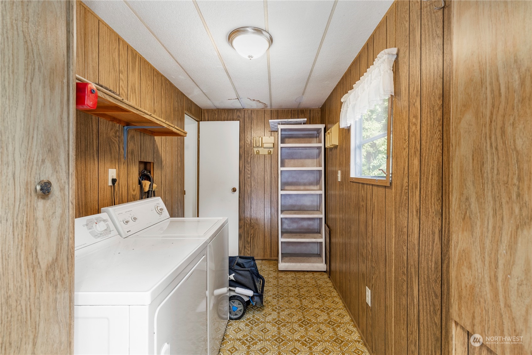 383 Dungeness Meadows Sequim, WA 98382 - Photo 15 of 30 a hallway with a large window and couch