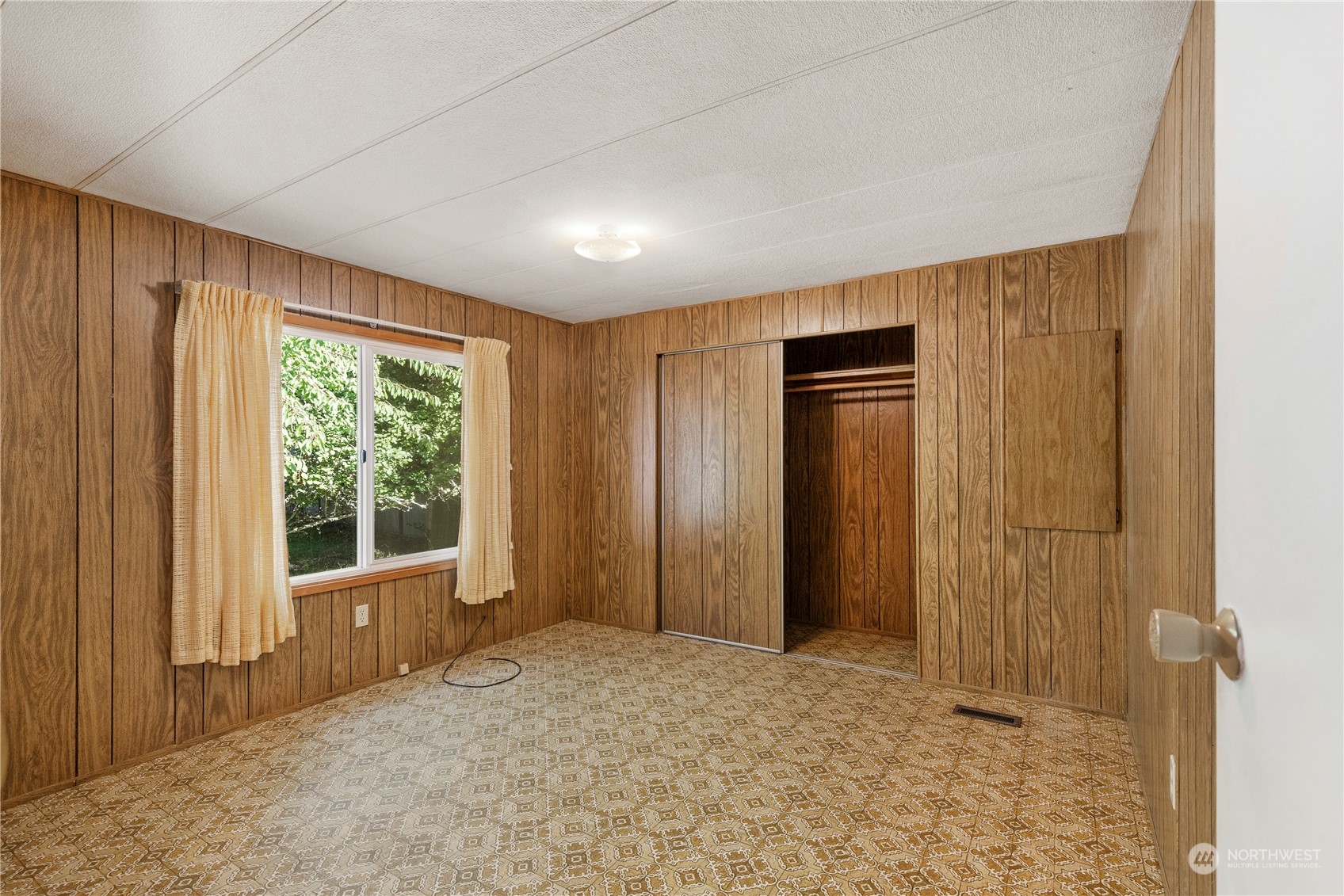 383 Dungeness Meadows Sequim, WA 98382 - Photo 10 of 30 an empty room with windows and closet