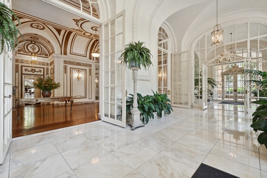 1544 North State Parkway, Unit 3A Chicago, IL 60610 - Photo 21 of 23 a view of an entryway with a chandelier