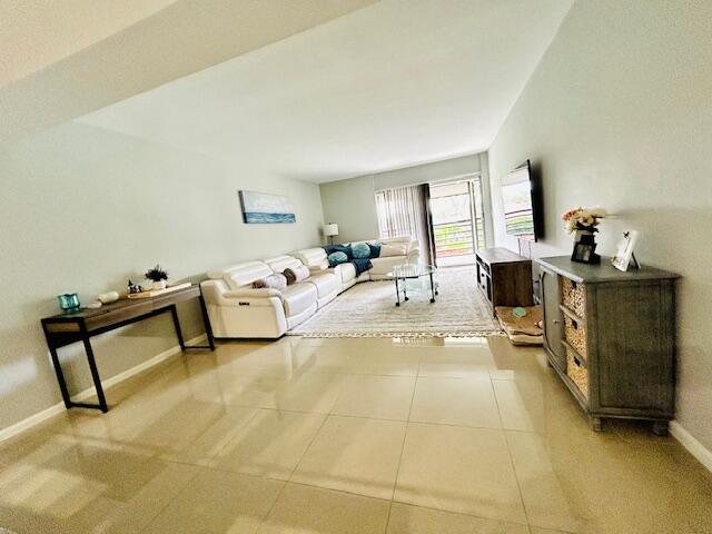 23370 Carolwood Lane Boca Raton, FL 33428 - Photo 3 of 16 Living room