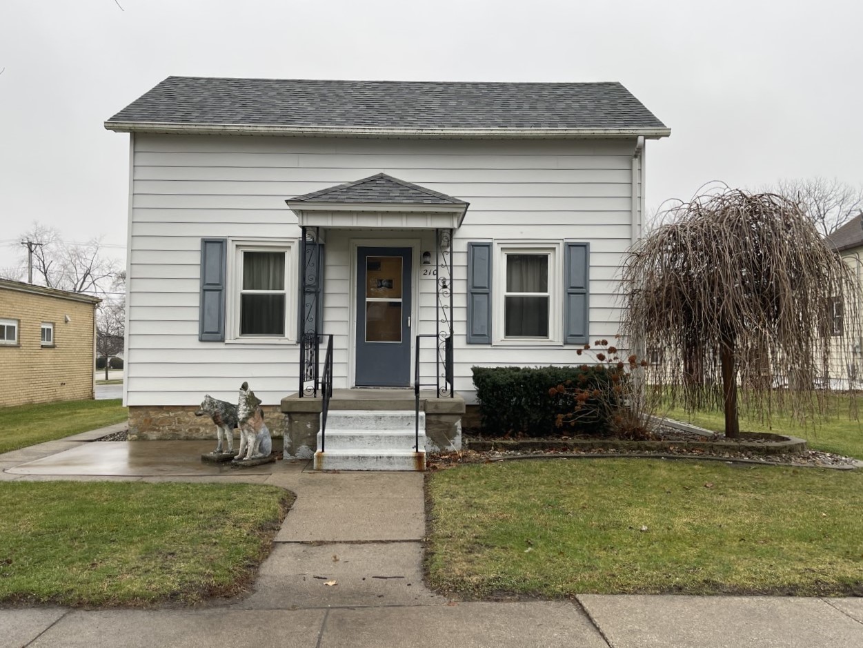 210 South Main Street Herscher, IL 60941 - Photo 3 of 23 a front view of a house with a yard