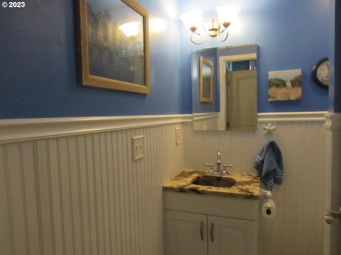 150 Southeast Palmblad Drive Gresham, OR 97080 - Photo 30 of 36 a bathroom with a sink and a mirror